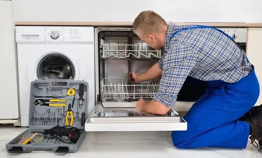 Serdivan Gorenje servisi teknisyen ekibi beyaz eşya tamiri yaparken
